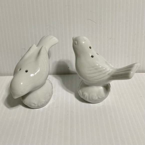 Bird Salt & Pepper Shakers White Pedestal Ceramic 3” x 3.25” - Picture 4 of 16